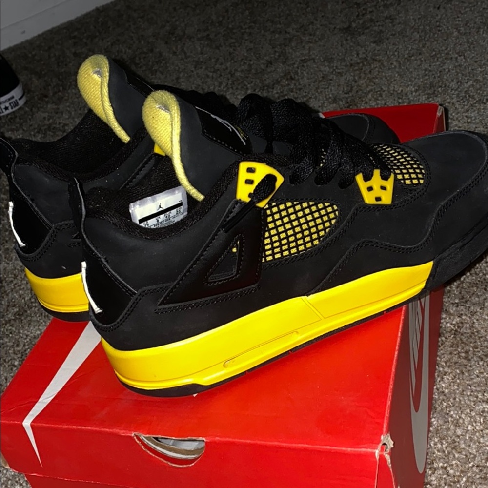 Air Jordan 4 “thunder “